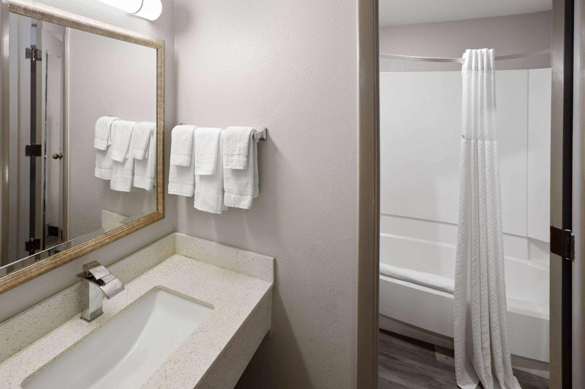 Days Inn & Suites By Wyndham Northwest Indianapolis Exteriér fotografie